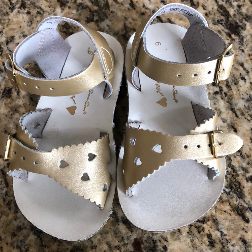 Super cute, barely worn Salt Water sandals Size 6